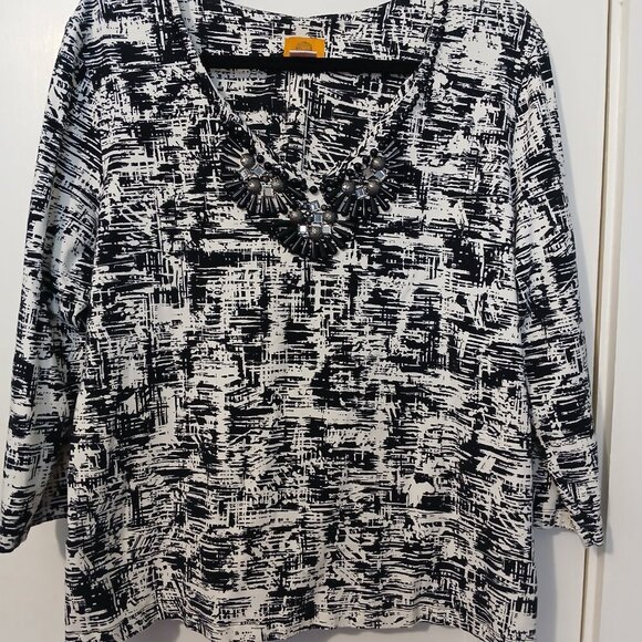 RUBY RD V-NECK PULLOVER, BLACK AND WHITE DESIGN, JEWEL NECK, XL - Picture 5 of 8